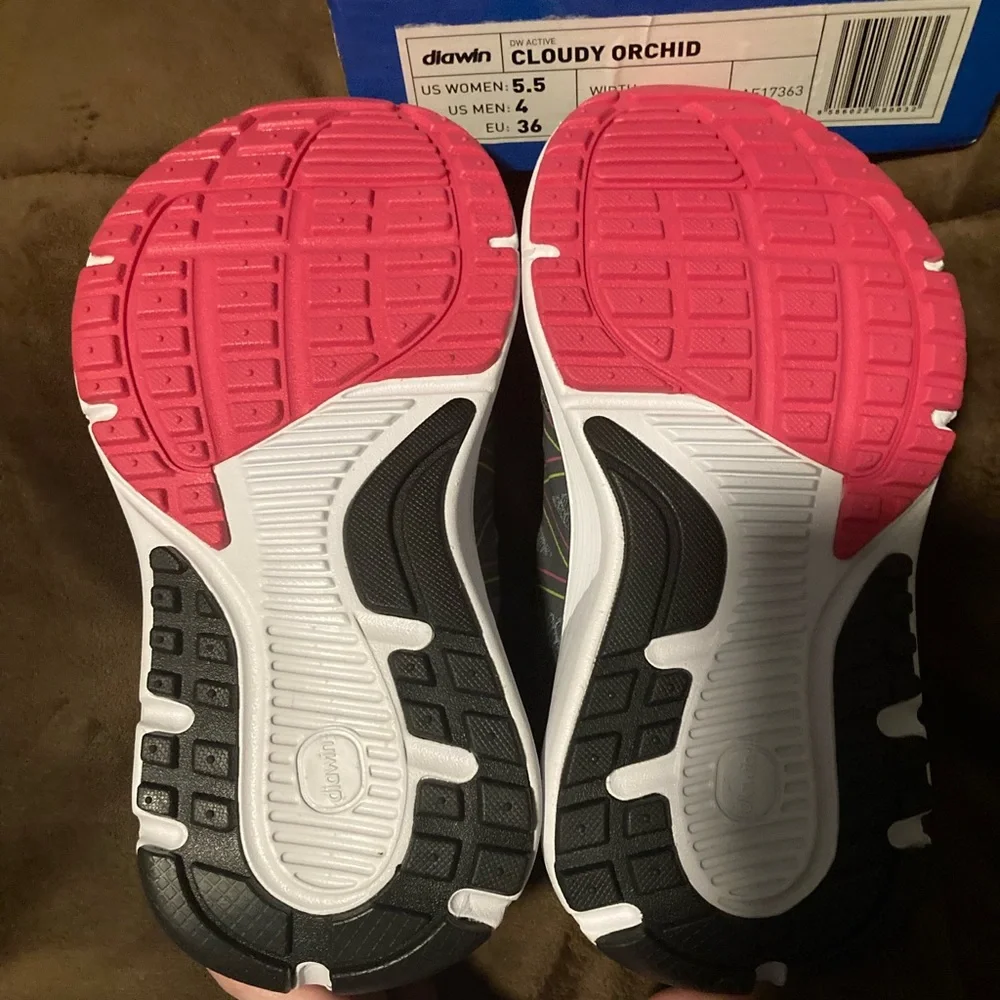 Diawin bend, cloudy orchid, new in box, size 5.5 extra wide, diabetic sneakers